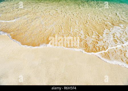 Schöne Marine View auf aribbean Meer Küste mit sauberen Wellen surfen Ozean Wasser am Sandstrand in St. Johannes, Antigua am sonnigen Tag als natürlichen Hintergrund Stockfoto