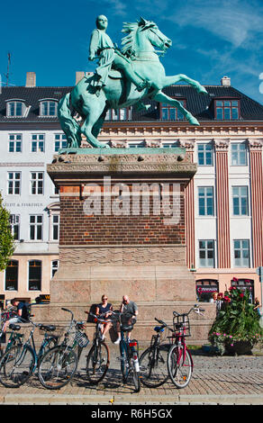 Bronzene Reiterstatue von Bischof Absalon, Gründer von Kopenhagen, Hojbro Plads, Indre, Kopenhagen, Dänemark, Skandinavien Stockfoto