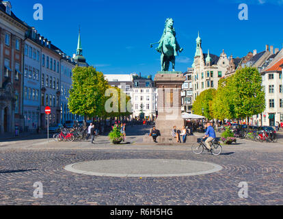 Bronzene Reiterstatue von Bischof Absalon der Gründer von Kopenhagen, Hojbro Plads, Indre, Kopenhagen, Dänemark, Skandinavien Stockfoto