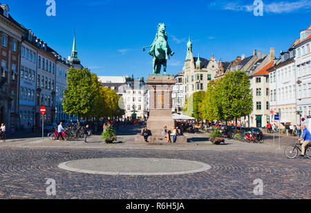 Bronzene Reiterstatue von Bischof Absalon, Gründer von Kopenhagen, Hojbro Plads, Indre, Kopenhagen, Dänemark, Skandinavien Stockfoto