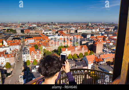 Tourist, Foto auf Mobile aus der externen Wendeltreppe von Vor Frelsers Kirke (Kirche des Erlösers) Kopenhagen, Dänemark, Skandinavien Stockfoto