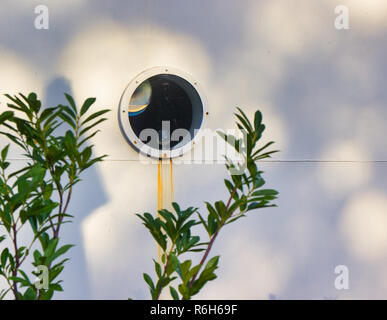 Wein Glas im Bullauge von Schiff, Kopenhagen, Dänemark, Skandinavien Stockfoto