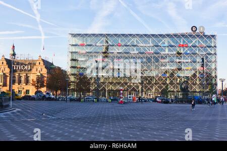 Industriens Hus die Startseite der Verband der dänischen Industrie und Eingang zum Tivoli, Rathausplatz (radhuspladsen), Kopenhagen, Dänemark Stockfoto