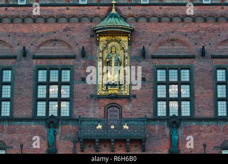 Vergoldete Statue von Absalon, Gründer von Kopenhagen auf der Fassade des Rathauses, Rathausplatz, Kopenhagen, Dänemark, Skandinavien Stockfoto