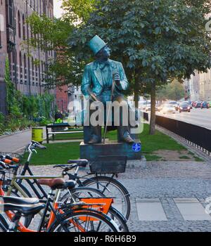 Bronze sitzstatue des Schriftstellers Hans Christian Andersen, die ein Buch, Radhuspladsen, Kopenhagen, Dänemark, Skandinavien Stockfoto