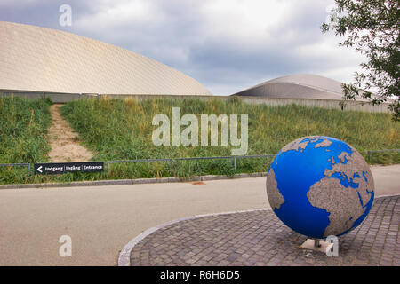 National Aquarium Dänemark (Den Bla Planet) und das Modell eines Globus, Kastrup, Kopenhagen, Dänemark, Skandinavien Stockfoto