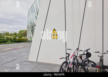 Vorsicht hohe Winde Warnschild in Niederländisch und Englisch, Kopenhagen, Dänemark, Skandinavien Stockfoto