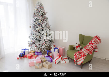 Weißer Weihnachtsbaum dekorieren Innenraum winter Urlaub Geschenke Stockfoto