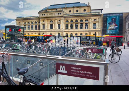 Der U-Bahnhof Kongens Nytorv und im Hintergrund die Königliche Dänische Theater (Det Kongelige Teater), Kopenhagen, Dänemark, Skandinavien Stockfoto