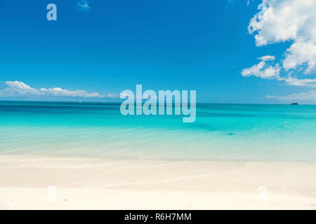 Schöne Marine View auf aribbean Meer Küste mit sauberen Wellen surfen Ozean Wasser auf sandigen Strand an der sonnigen Tag als natürlichen Hintergrund mit blauer Himmel, st. Johannes, Antigua Stockfoto
