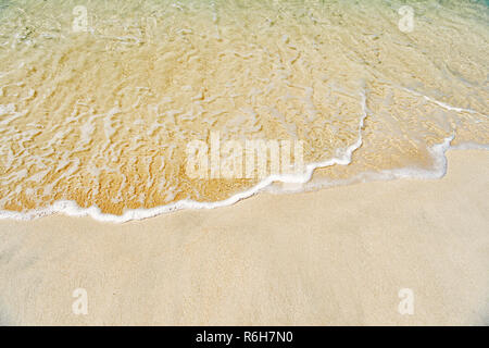 Schöne Marine View auf aribbean Meer Küste mit sauberen Wellen surfen Ozean Wasser am Sandstrand in St. Johannes, Antigua am sonnigen Tag als natürlichen Hintergrund Stockfoto