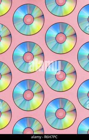 Compact Discs auf einem rosa Hintergrund Stockfoto