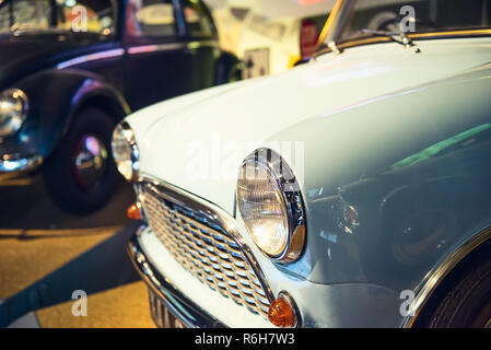 Close up scheinwerfer lampe licht Vintage classic car mit Vintage-effekt Stil Bilder. Classic Car Konzept. Selektive konzentrieren. Platz kopieren Stockfoto