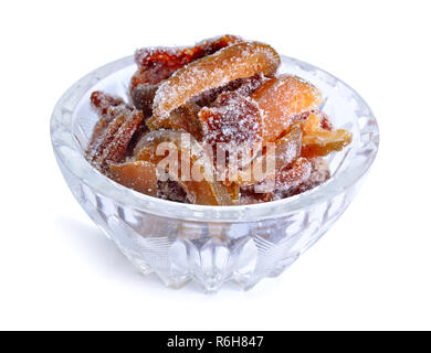 Natürliche selbstgemachte Frucht Succade in Glas Schale. Auf weissem Hintergrund. Stockfoto