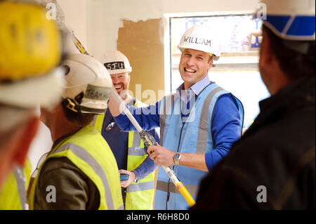 Prinz William, Herzog von Cambridge, dargestellt treffen Handwerker auf DIY SOS-Projekt der BBC in Manchester. Stockfoto