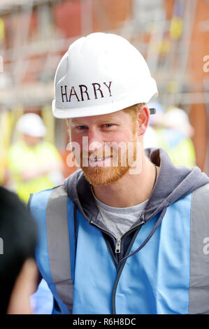 Prinz Harry, Herzog von Sussex, dargestellt treffen Handwerker auf DIY SOS-Projekt der BBC in Manchester. Stockfoto