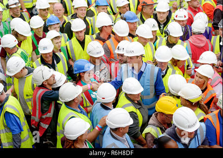 Prinz William, Herzog von Cambridge abgebildeten treffen Handwerker auf DIY SOS-Projekt der BBC in Manchester. Stockfoto