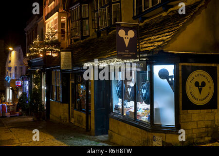 Das Schaufenster der Käserei Cotswold in der Nacht zum Dezember. Burford, Cotswolds, Oxfordshire, England Stockfoto