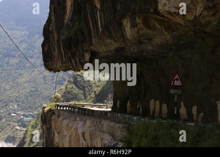 Straße in der SANGRA Tal in der Nähe von Chitkul, Kinnaur, Himachal Pradesh, Indien Stockfoto