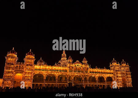 Mysore Palast bei Nacht beleuchtet während seiner regelmäßigen Licht anzeigen. Es ist ein historischer Palast und eine königliche Residenz in Mysore im Indischen stat Stockfoto