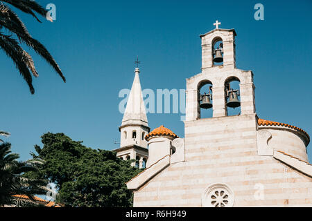 Schöne Aussicht auf die Alte Orthodoxe Kirche in Budva in Montenegro gegen den blauen Himmel an einem sonnigen Tag. Glockenturm. Religiöse Gebäude. Stockfoto