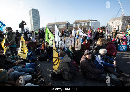 Aussterben Rebellion Klima Demonstranten in London versammelt, die fünf wichtigsten Brücken über die Themse anspruchsvolle Klimapolitik zu blockieren, Großbritannien Stockfoto