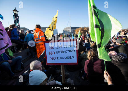 Aussterben Rebellion Klima Demonstranten in London versammelt, die fünf wichtigsten Brücken über die Themse anspruchsvolle Klimapolitik zu blockieren, Großbritannien Stockfoto