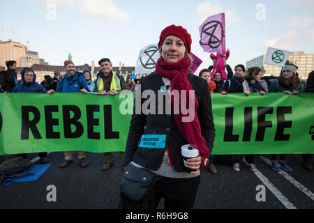 Aussterben Rebellion Klima Demonstranten in London versammelt, die fünf wichtigsten Brücken über die Themse anspruchsvolle Klimapolitik zu blockieren, Großbritannien Stockfoto