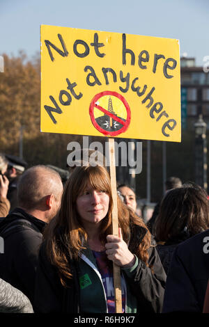 Aussterben Rebellion Klima Demonstranten in London versammelt, die fünf wichtigsten Brücken über die Themse anspruchsvolle Klimapolitik zu blockieren, Großbritannien Stockfoto