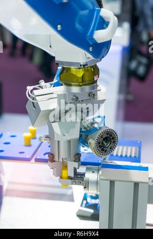 Roboterarm Produktionslinien moderner industrieller Technologie. Automatisierte Fertigungszelle. Stockfoto