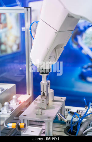 Roboterarm Produktionslinien moderner industrieller Technologie. Automatisierte Fertigungszelle. Stockfoto