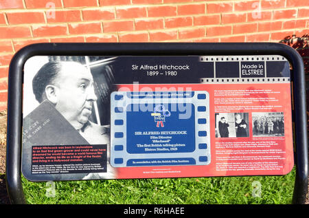 Sir Alfred Hitchcock tribute Plakette außerhalb Elstree Studios, Shenley Road, Borehamwood, Hertfordshire, England, Vereinigtes Königreich Stockfoto