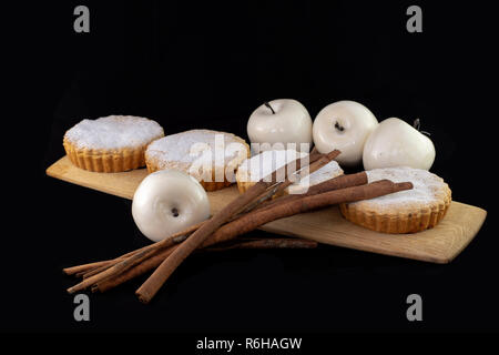 Frisch gebackenen Apfelkuchen mit Zimt klebt auf Holz dekoriert Stockfoto