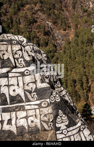 Nepal, Jorsale (Thumbug), große geschnitzte Buddhistischen mani Stein Boulder lackiert Stockfoto