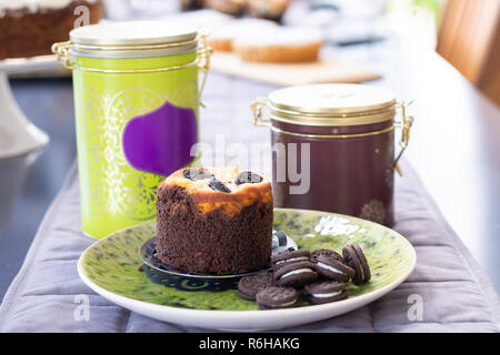 Schokolade cookie Muffin mit Cookies auf der Oberseite Stockfoto