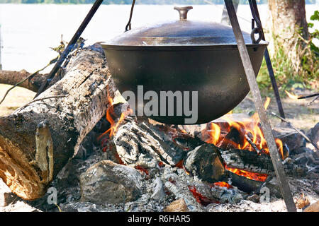 Großen schwarzen Topf am Lagerfeuer Stockfoto