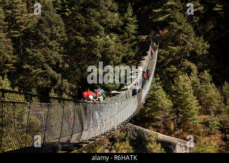 Nepal, Jorsale (Thumbug), Line von Personen, Metall Hängebrücke über Dudh Khosi Fluss Stockfoto