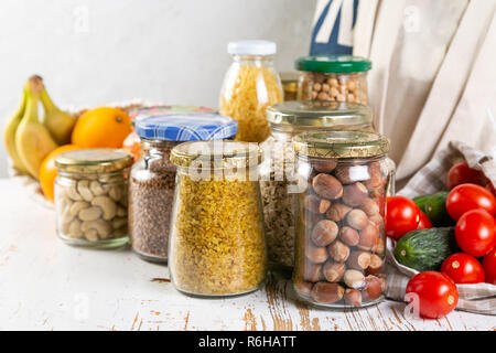 Null Abfall Konzept, sustanable Lebensstil - Glas und Papier wiederverwendbare Verpackung für Lebensmittel einkaufen Stockfoto