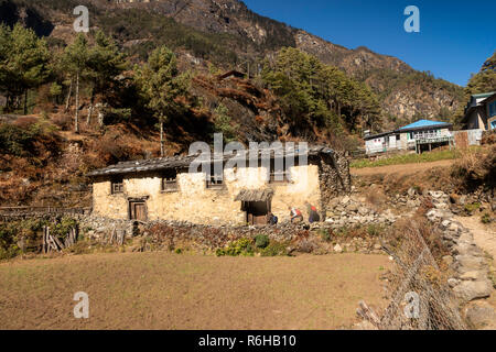 Nepal, Monju, (manjo) Traditionelle unmodernized altes Haus mit Dach aus Holz am Rand des Dorfes Stockfoto