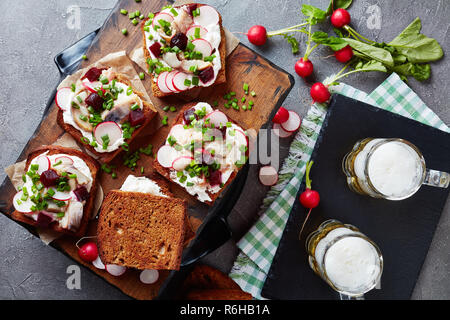 Smorrebrod - Dänische offen stehen Sandwiches von Roggenbrot, geräucherte Makrele, Scheiben, Creme gemischt mit geriebenem Meerrettich, Rote Bete, frische Radieschen, Zwiebel o Stockfoto