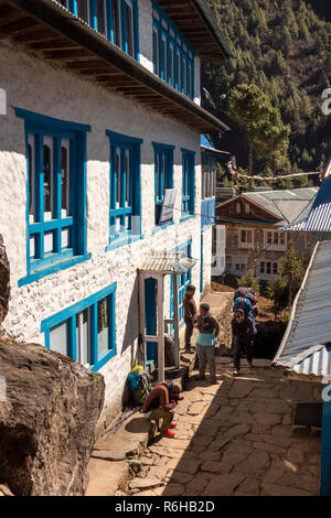 Nepal, Monju, (manjo) Dorf, die Menschen in der Sonne außerhalb der Häuser sat Stockfoto