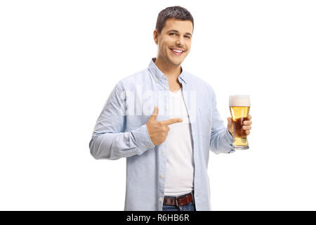 Hübscher junger Mann hält ein Glas Bier und Sie zeigen isoliert auf weißem Hintergrund Stockfoto