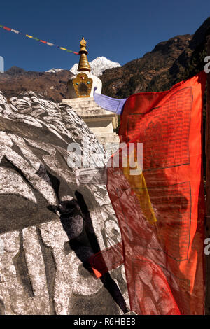 Nepal, Benkar, Gebetsfahnen an geschnitzten Buddhistischen mani Stein und weißen Chorten unter Mount Kusum Kangkaru Stockfoto