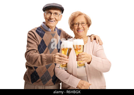 Senior Paar hält Pints Bier auf weißem Hintergrund Stockfoto