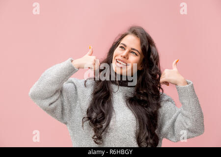 Ich bin ok. Glückliche Frau, melden ok, lächelnd, auf trendy Pink Studio Hintergrund isoliert. Schöne weibliche Brustbild. Emotionale Frau. Menschliche Gefühle, Mimik Konzept Stockfoto