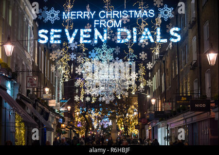 LONDON - November 26, 2018: Frohe Weihnachten von Seven Dials Nachricht hängt mit funkelnden Holiday Lights in der beliebten West End Viertel. Stockfoto