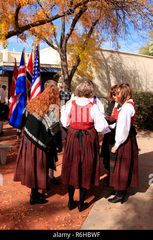 Frauen der Danish-American club tragen traditionelle dänische winter Kostüme in Tucson, AZ Stockfoto