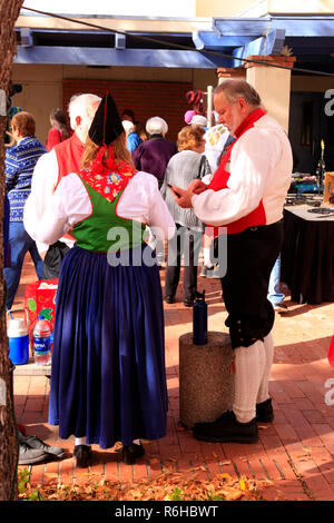 Männer & Frauen der Danish-American club tragen traditionelle dänische winter Kostüme in Tucson, AZ Stockfoto