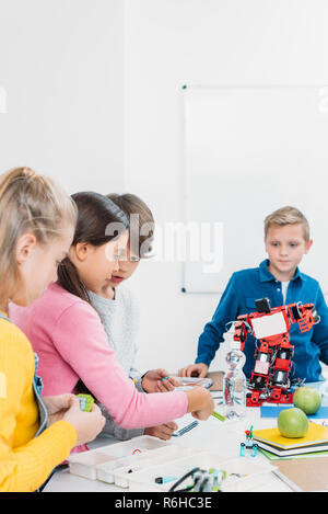 Schüler programmieren Roboter zusammen während Stammzellen pädagogische Klasse Stockfoto