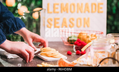 Schritt für Schritt. Vorbereitung Himbeere Limonade mit frischen Zitronen und Himbeeren im Trinkwasser Maurergläser. Stockfoto